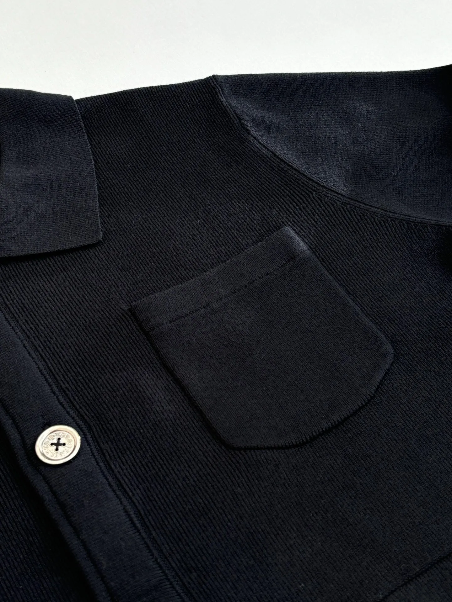 P630 Chrome Hert*/Chrome Heart 25SS Ch wool-spliced ​​leather Sanskrit embroidered knitted cardigan. The wool yarn is made of 26-count double-ply high-proportion Merino wool. The flat machine is knitted by Stor 352 imported from Germany. The back, collar and placket are cut and cut with genuine sheepskin. The embroidery is printed multiple times according to the original version using an imported machine. The mold opening hardware is aged and oxidized. Size: S/M/L